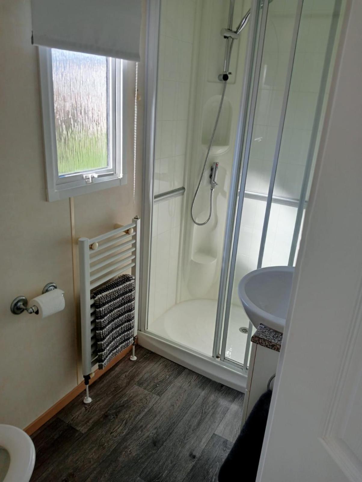 Modern 2 Bedroom Static Caravan - Lyons Kingsley Holiday Park - Pensarn, Abergele - Pet Friendly Exterior foto