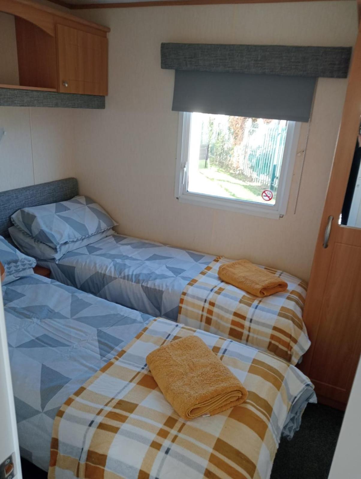 Modern 2 Bedroom Static Caravan - Lyons Kingsley Holiday Park - Pensarn, Abergele - Pet Friendly Exterior foto