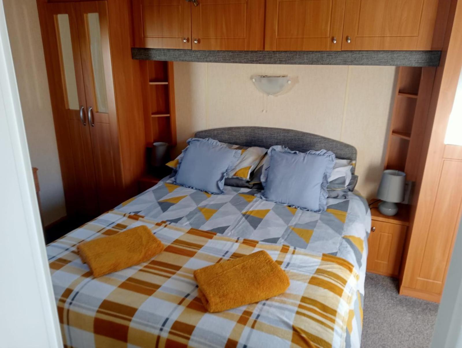 Modern 2 Bedroom Static Caravan - Lyons Kingsley Holiday Park - Pensarn, Abergele - Pet Friendly Exterior foto